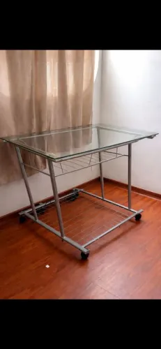 Mesa de vidro com rodinha 