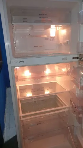 Vende-se geladeira eletrolux gelo seco com avaria.