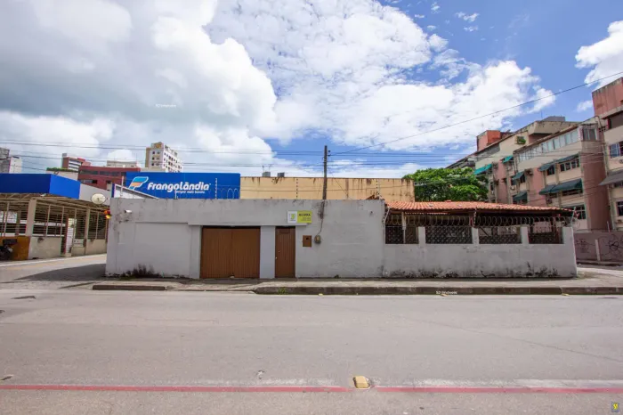 Ponto comercial de esquina com 484 m² e 9 salas no Meireles