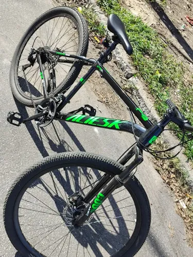 BICICLETA SEMI NOVA 1 MÊS DE USO