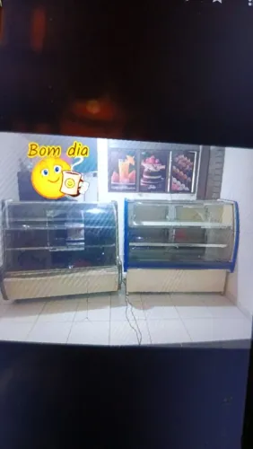 Vende Se refrigerador em ótimo estado e funcionando perfeitamente, E também um expositor 