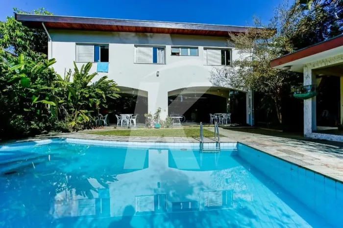 Casa de Alto Padrão de 530 mts², 4 quartos (2 suítes), com piscina, no Barro Branco