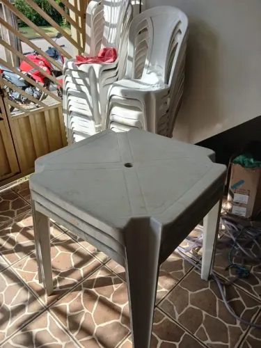 MESA COM 4 CADEIRAS - MESAS DE PLÁSTICO