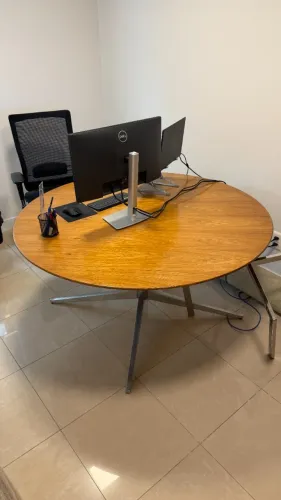 Mesa redonda com pés de metal