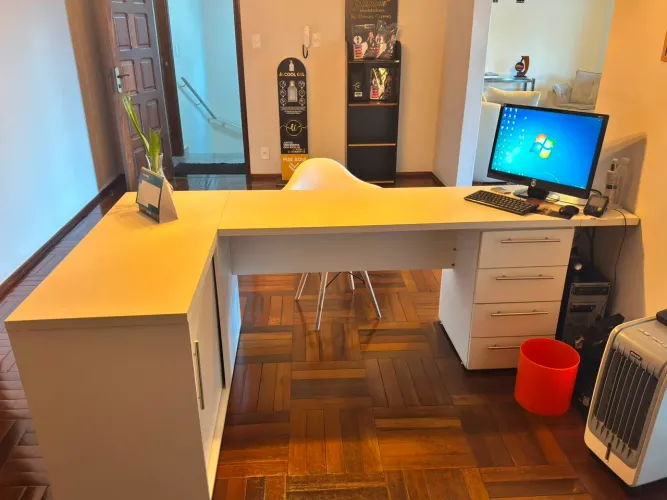 Mesa de escritorio em L com gavetas - Branca