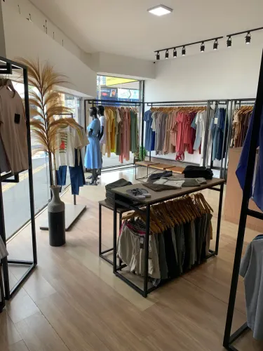 Estoque de roupas e móveis para loja de roupa