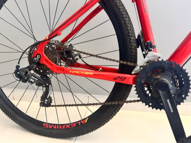 Bicicleta Oggi Hacker Sport Aro 29 - Shimano Tourney 7V - Freio a Disco