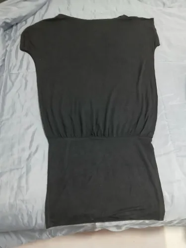 Vestido preto curto, com elástico na parte inferior