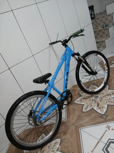 Vendo essa bicicleta em perfeito estado com poucos meses de uso para vender logo