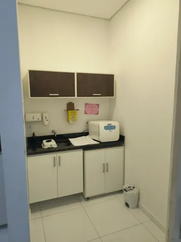 Sala comercial, pronta para locação. Vaga, recepção, garagem e ar condicionado. Piso frio.
