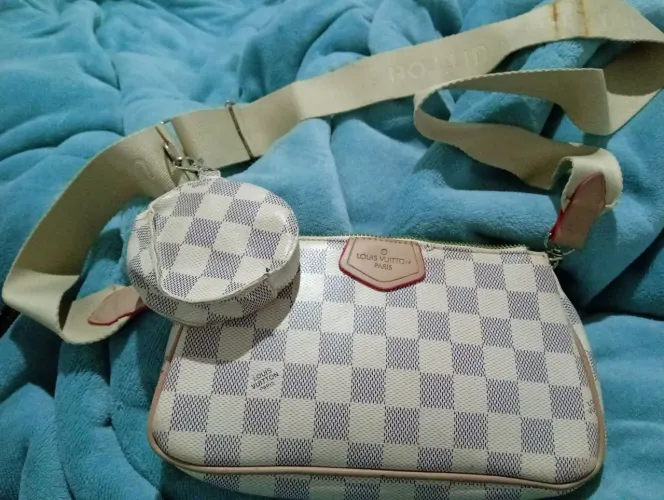 Bolsa com carteirinha semi nova