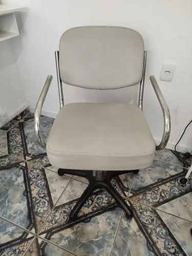 Vendo poltrona fixa de salão ou clínica.