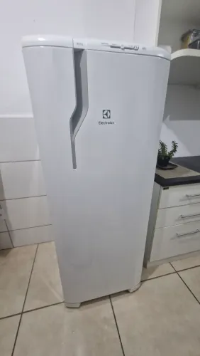 Geladeira Electrolux RE31 240 litros, branca, em ótimo estado de conservação.