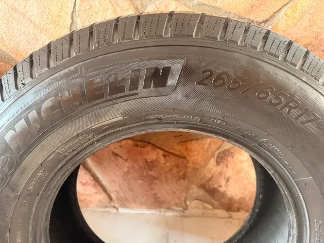 Pneu Michelin novo caminhonete