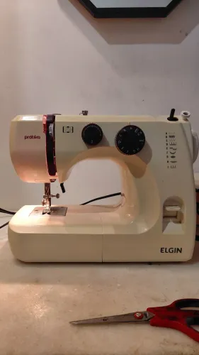 Máquina de Costura ELGIN prátika