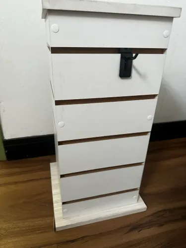 Torre canaletada expositora com ganchos 