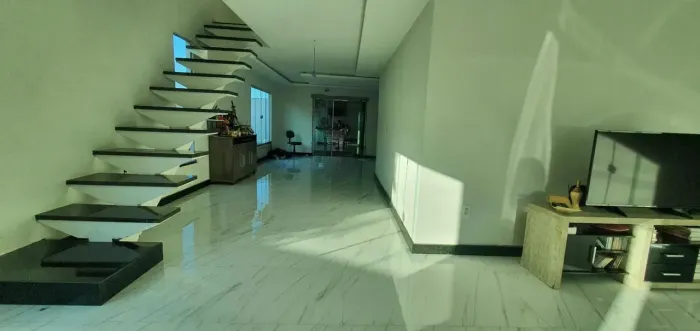 VENDO CASA NO NOVO ALEIXO COM 4 SUITES