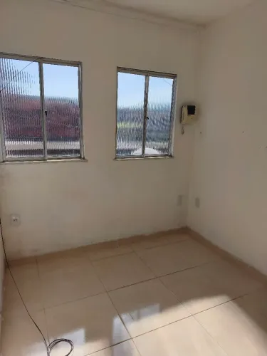 Aluga-se uma casa primeiro andar