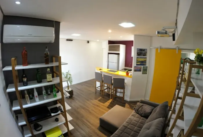 Studio mobiliado para locação no Centro de Campinas com vaga.