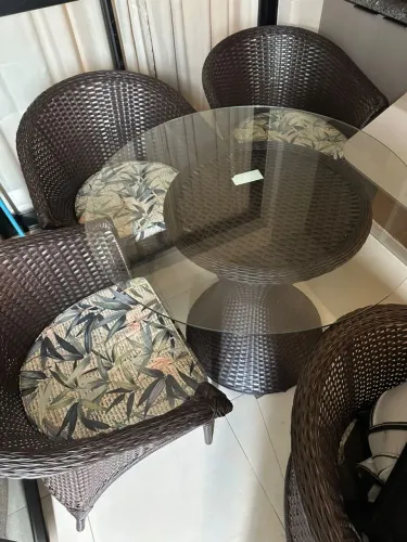 Mesa de jantar redonda com tampo de vidro+4 cadeiras de fibra sintética