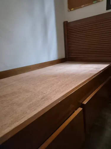 Cama de madeira