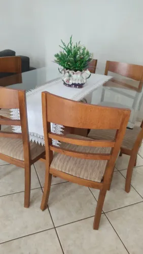 Vende se uma mesa de jantar com 6 cadeiras de madeiras e mesa de vidro quadrada com1.30 cm