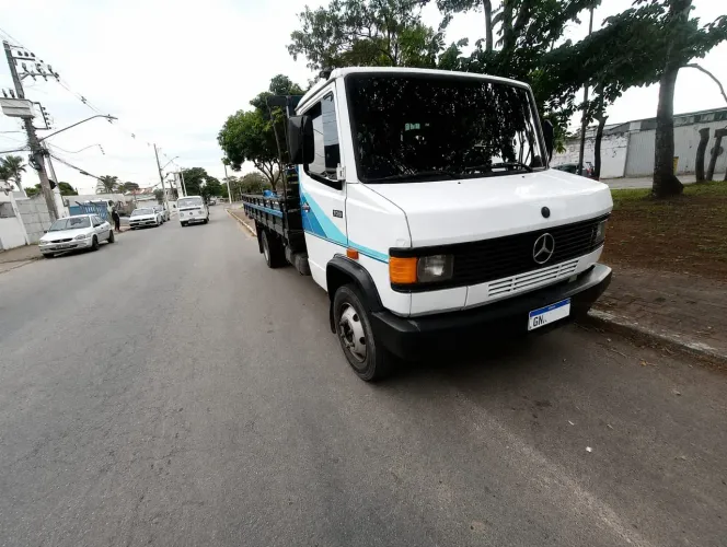Mercedes 709 caminhão 3/4