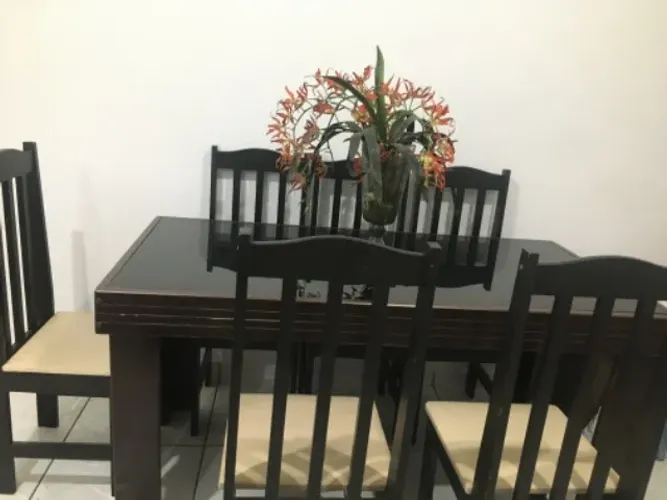 Mesa de madeira maciça 6 lugares,com tampa de vidro