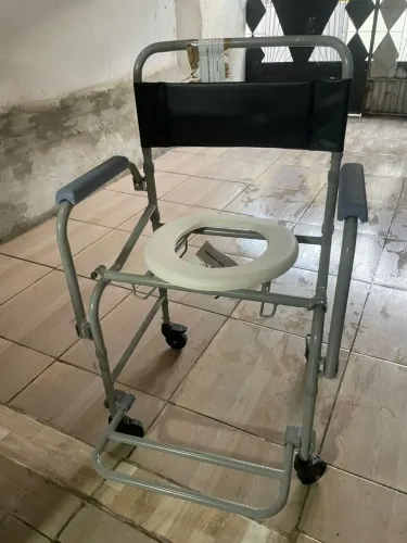 Cadeira de rodas e cadeira de banho higiênico
