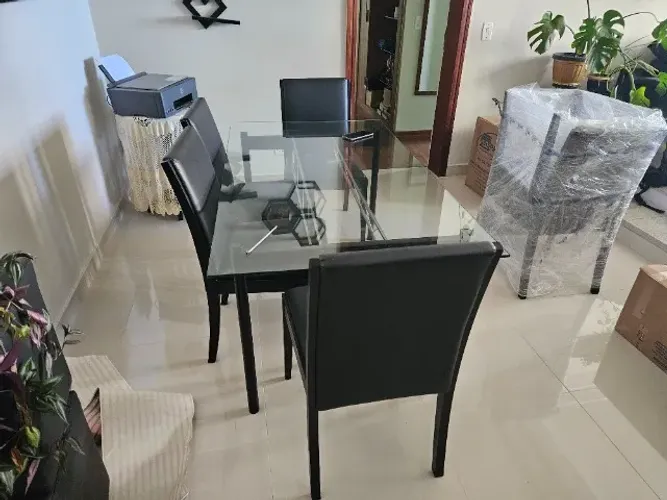 Mesa com tampo de vidro e seis cadeiras