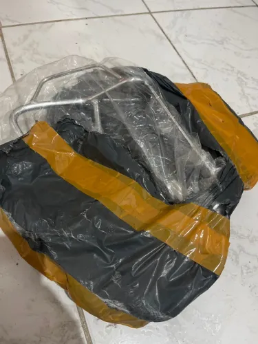 Bagageiro de moto de calcinha
