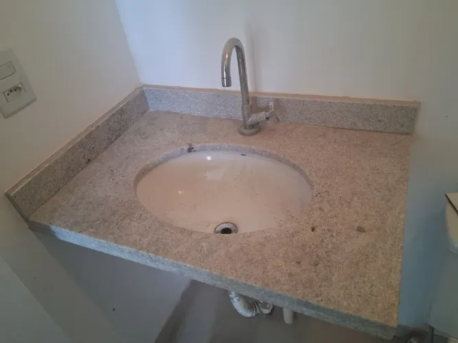 Granito com cuba para pia de banheiro. Granito com tamanho 75cm x 50 cm.
