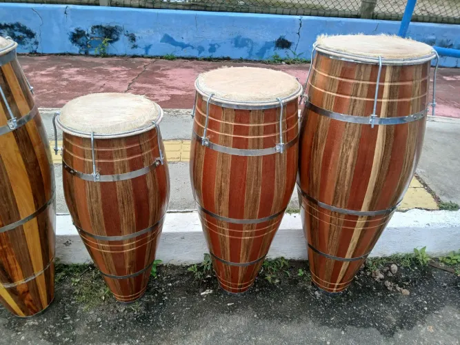 Vendo atabaques na promoção