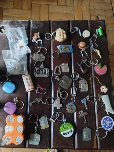 Lote de chaveiros diversos.