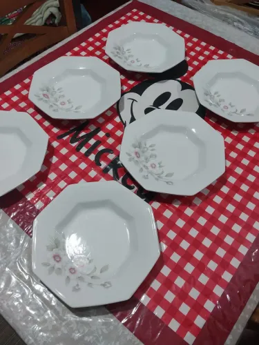 Vendo esse lindos pratos da porcelana Schmidt detalhes flores lindos em ótimo estado