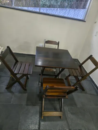 Conjunto de mesas maciças de madeira!