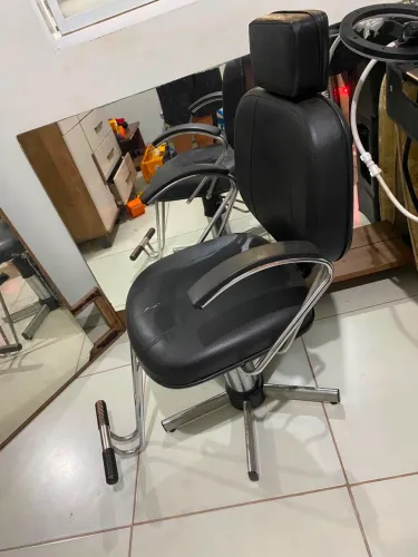 Lavatório, cadeira e espelho salão de beleza