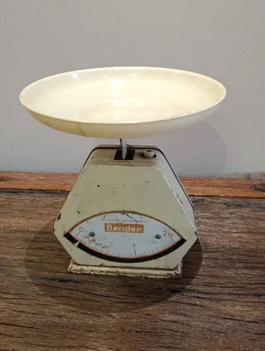 Balança antiga bege