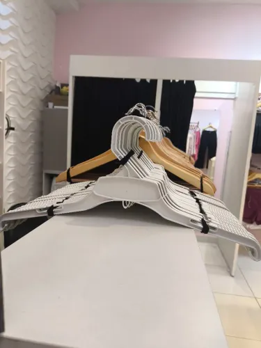 Cabide de plástico branco 