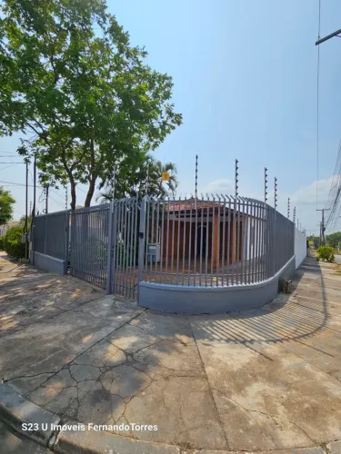 Casa térrea para aluguel, possui 3 quartos sendo 1 suíte, 2 garagens, no Boa Esperança - C
