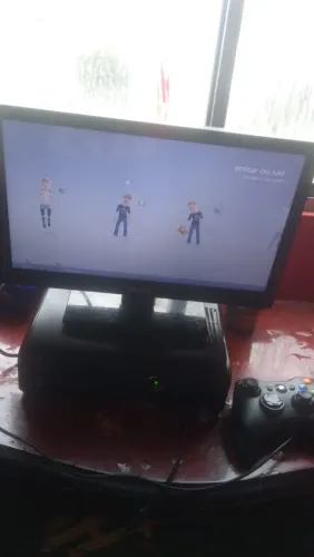 Vendo Xbox 360 um controle com uma caixa de jogos e pendrive desbloqueado com wi-fi