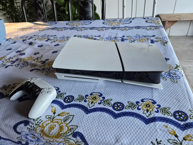 Playstation 5 Slim com leitor e um controle