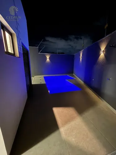 Casa com 3 suítes e piscina aquecida por apenas R$ 739 mil