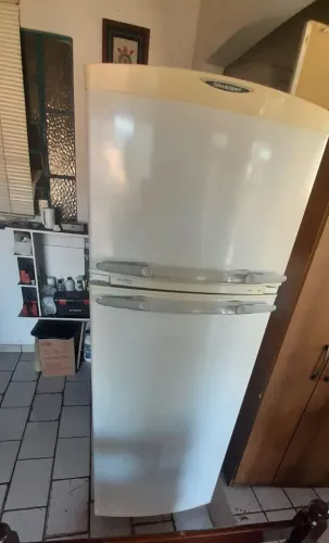 Vendo geladeira funcionando tudo perfeitamente 2 portas