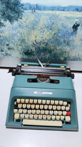 Máquina de escrever antiga Olivetti college