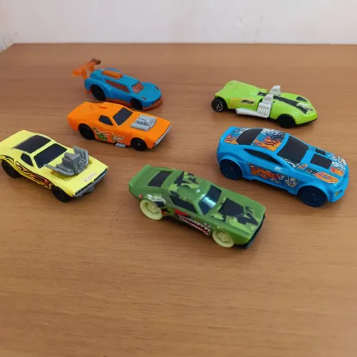 6 Hot Wheels Grandes de Plástico