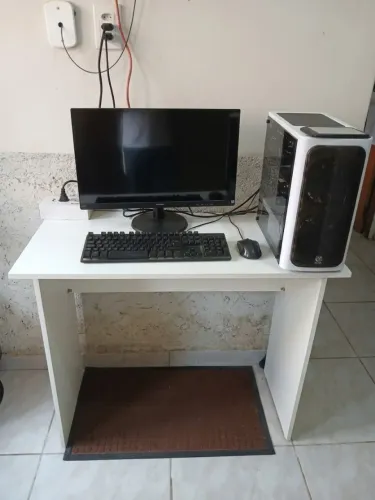 Computador com mesa inclusa