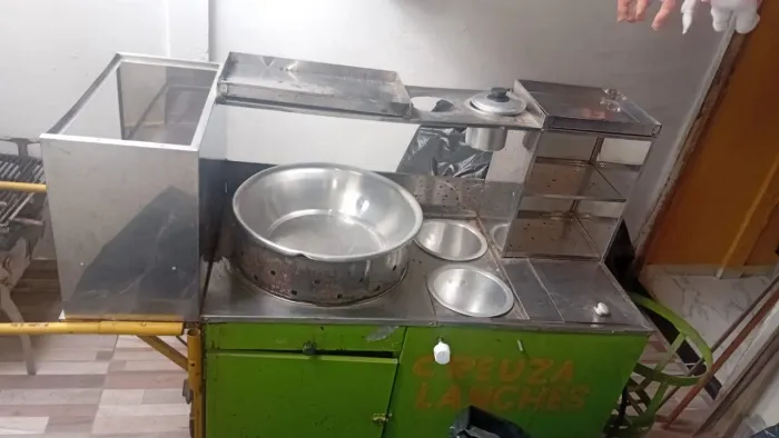 Carinho de lanche e engenho de cana