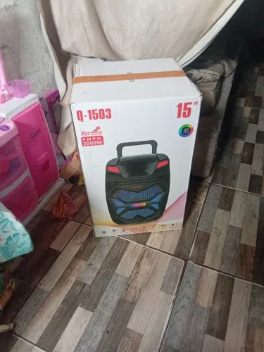 Caixa de som grande estilo maleta de rodinha 