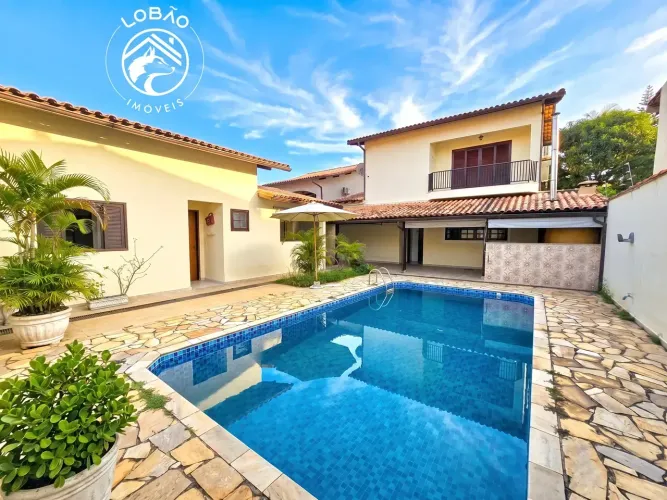 Casa com piscina e 4 quartos no Jardim Brasília em Resende RJ